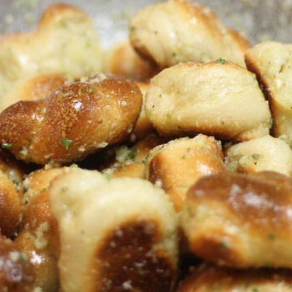 3 Garlic Knots