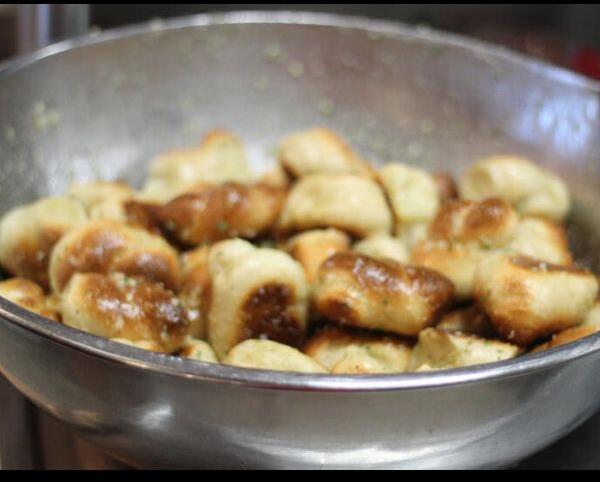 6 Garlic Knots
